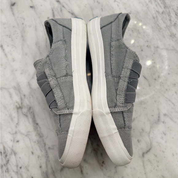 EXCELLENT Blowfish Women’s Gray Slip On Sneaker - Picture 3 of 4